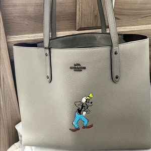 Disney X Coach Central Tote With Zip With Goofy Motif
